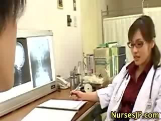 Asiatisch frau medizinisch person handjob