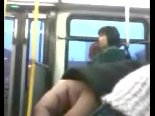 Lad masturbeert op publiek bus privé vid
