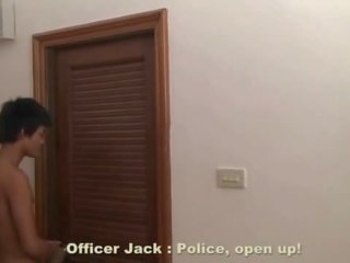 Rendőr tiszt szívja által ázsiai meleg