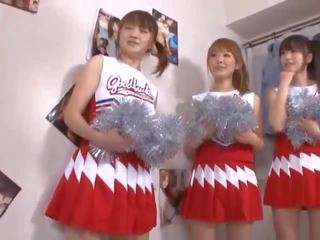 Drie groot tieten japans cheerleaders delen piemel
