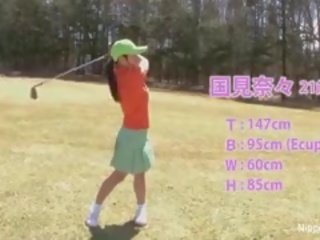 Angenehm asiatisch teenager mädchen spielen ein spiel von streifen golf