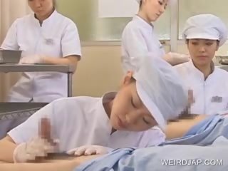 Japanska sjuksköterska slurping sperma ut av randy penisen