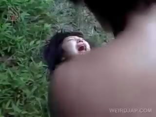 Frágil asiática gaja obtendo brutalmente fodido ao ar livre