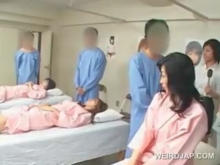 Aasialaiset ruskeaverikkö lassie puhaltaa karvainen johnson at the sairaalan