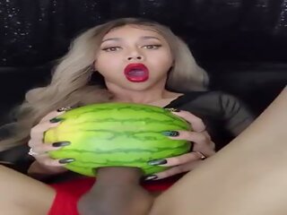 Longmint sunaikinti a watermelon su jos monsterdick
