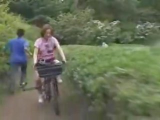 Kuliste lassie masturbated süre sigara bir specially modified xxx film bike!